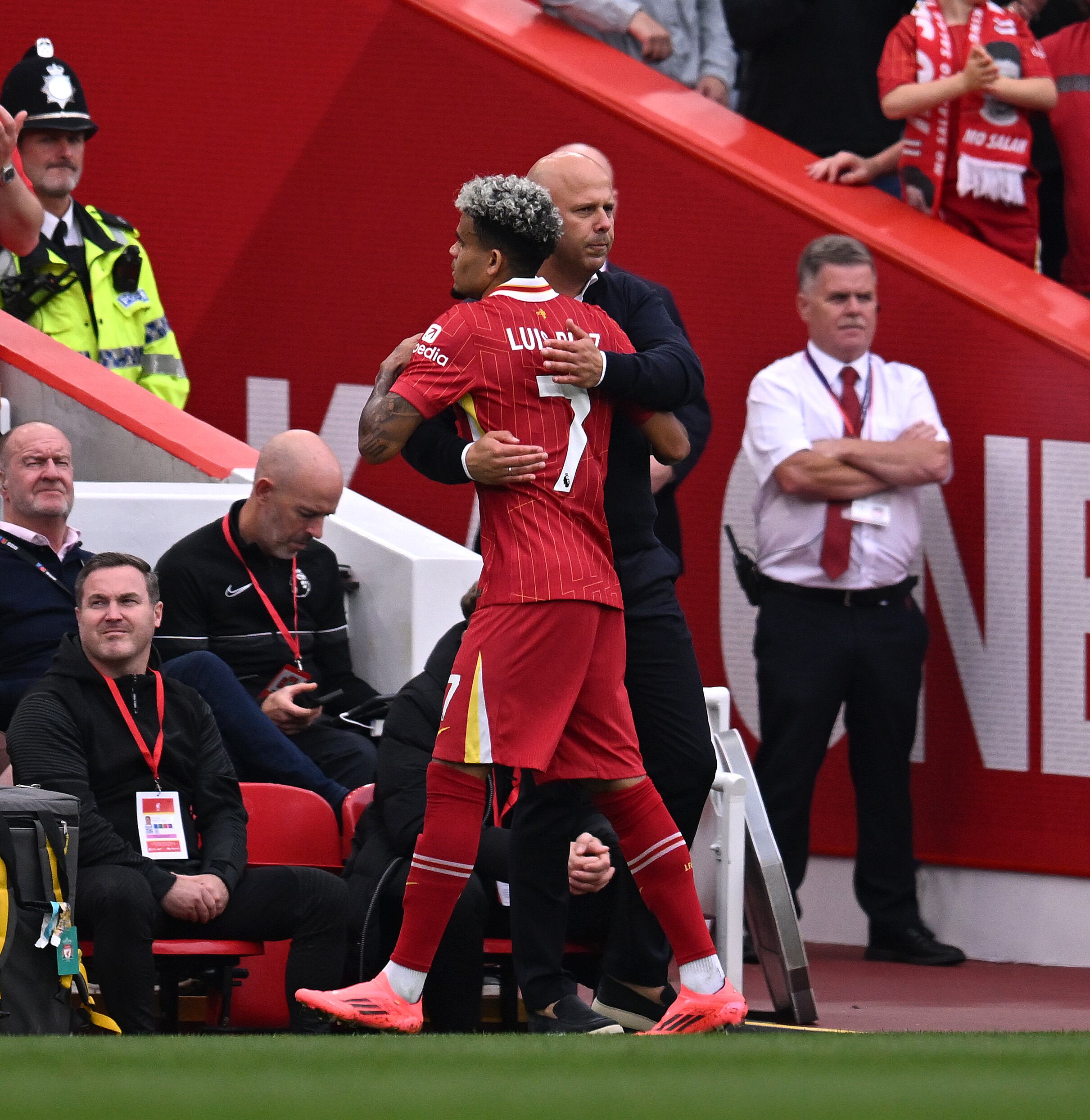 Arne Slot y Luis Díaz en el último juego del Liverpool en Anfield. (Photo by Andrew Powell/Liverpool FC via Getty Images)