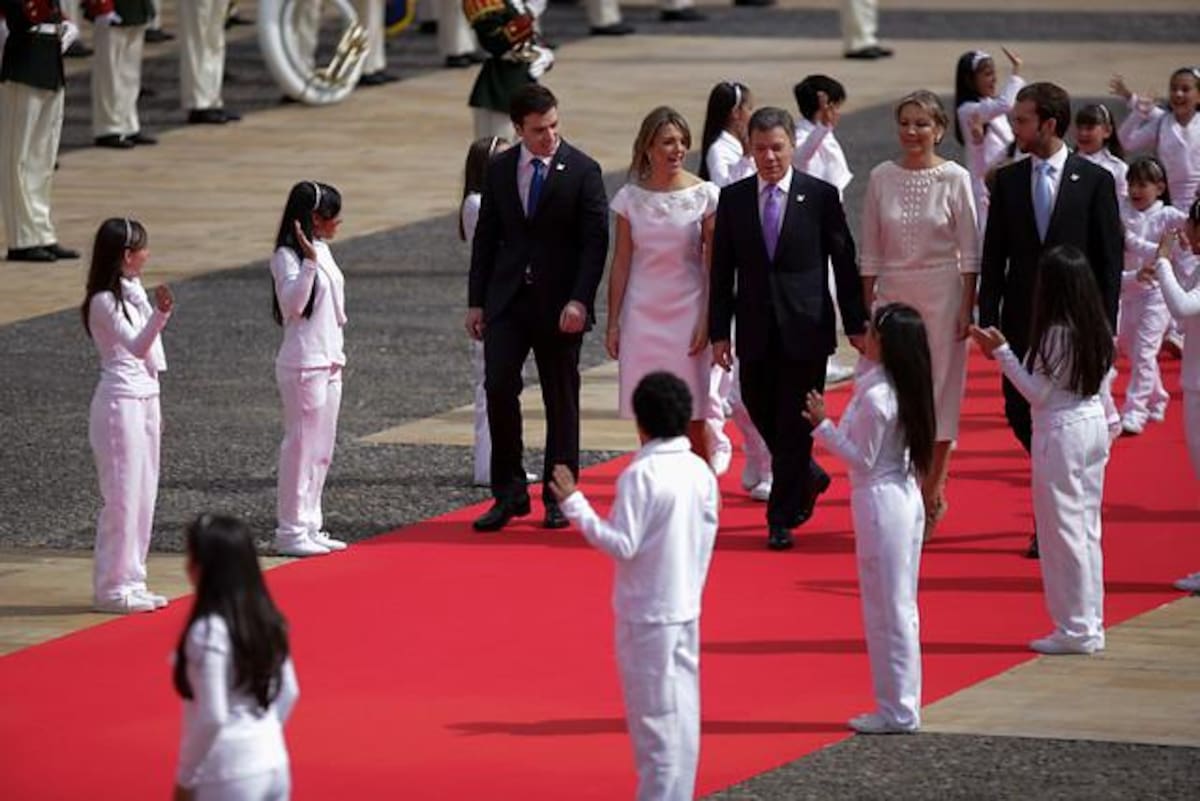 La familia presidencial camina rumbo al Congreso para el juramento del presidente Santos.
