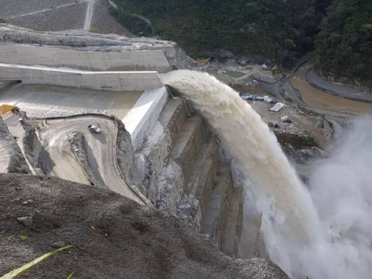 El agua empezó a deslizarse por el vertedero de Hidroituango