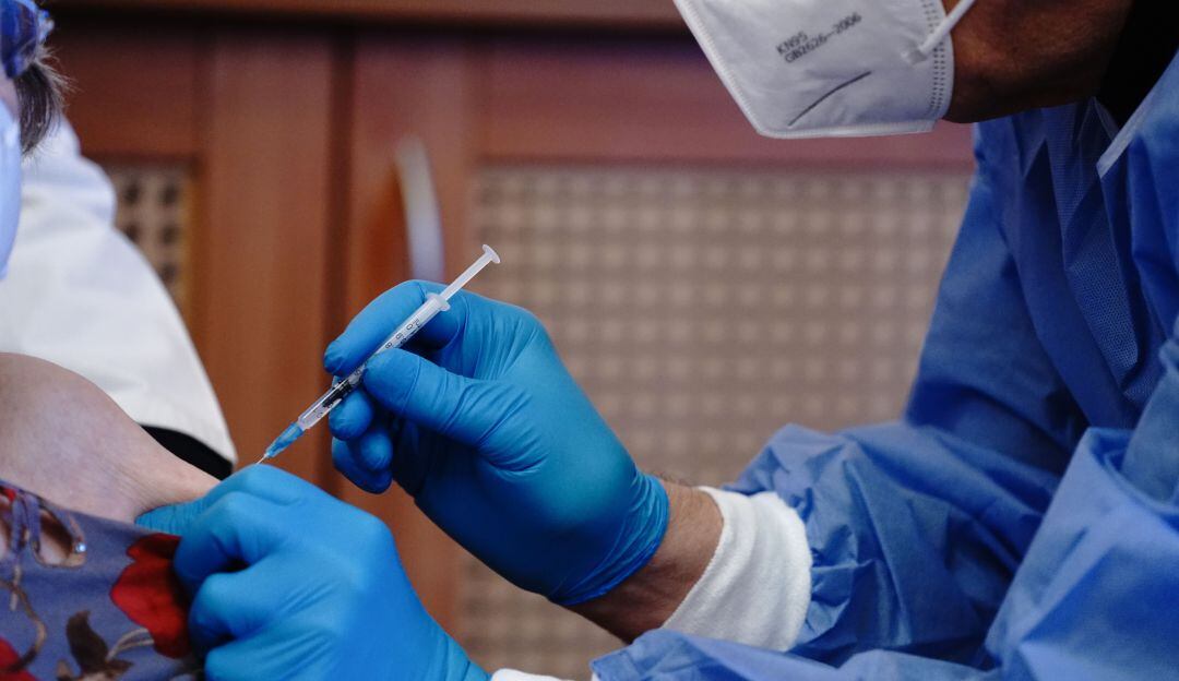 Una mujer recibe la primera dosis de la vacuna de Pfizer en Alemania.