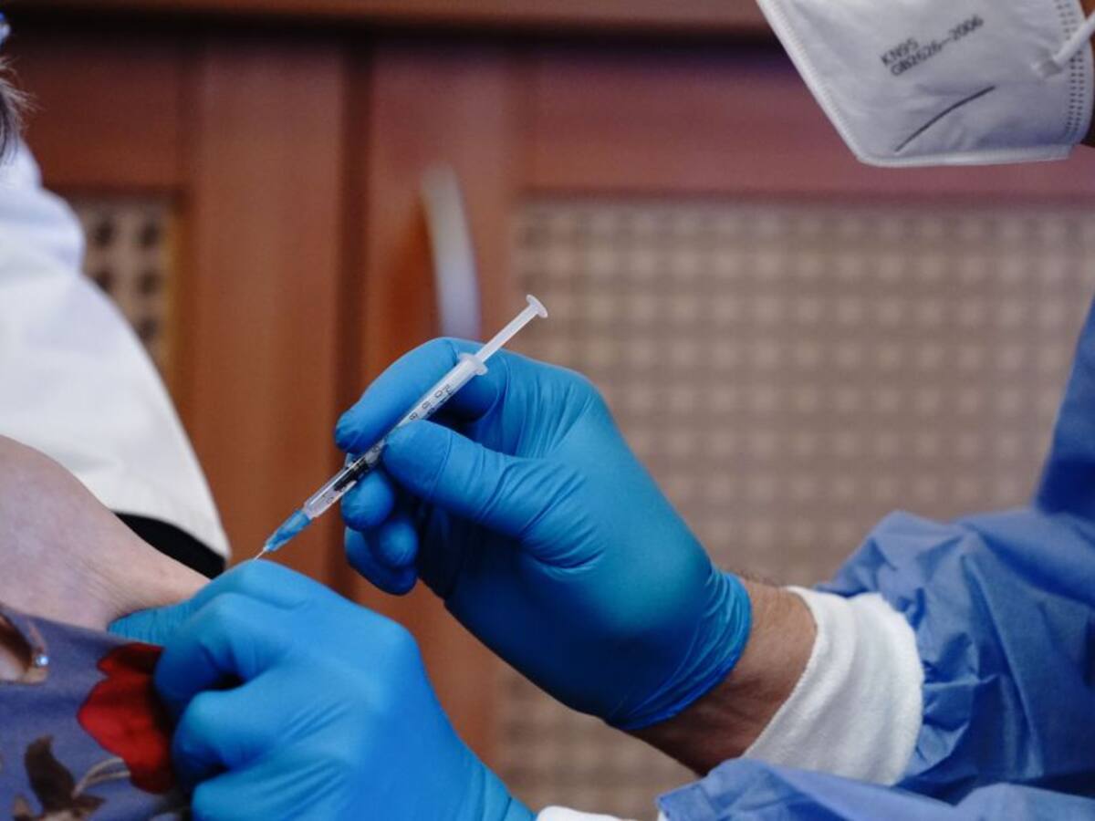 Unión Europea inicia vacunaciones contra COVID-19