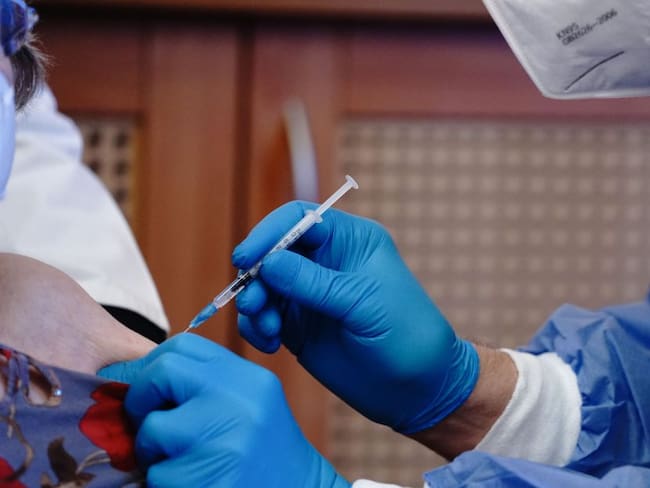 Una mujer recibe la primera dosis de la vacuna de Pfizer en Alemania.