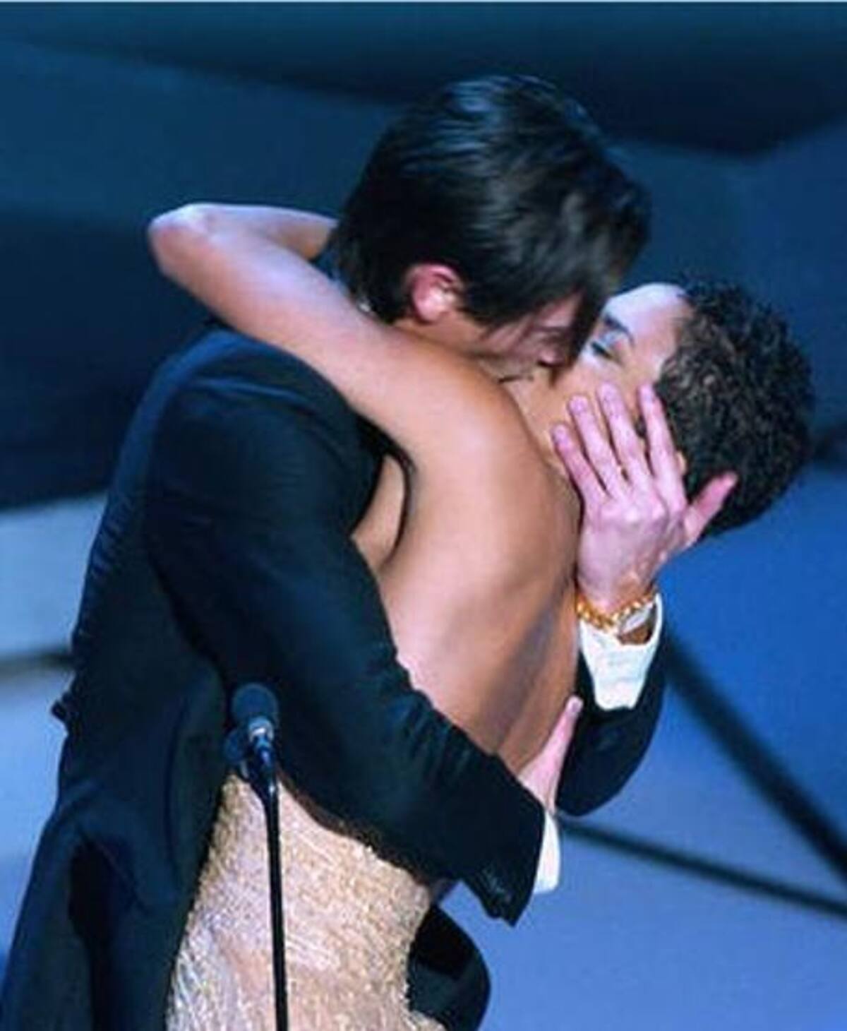 El actor Adrien Brody sorprendió a Halle Berry con un beso tras ganar el premio en 2003.