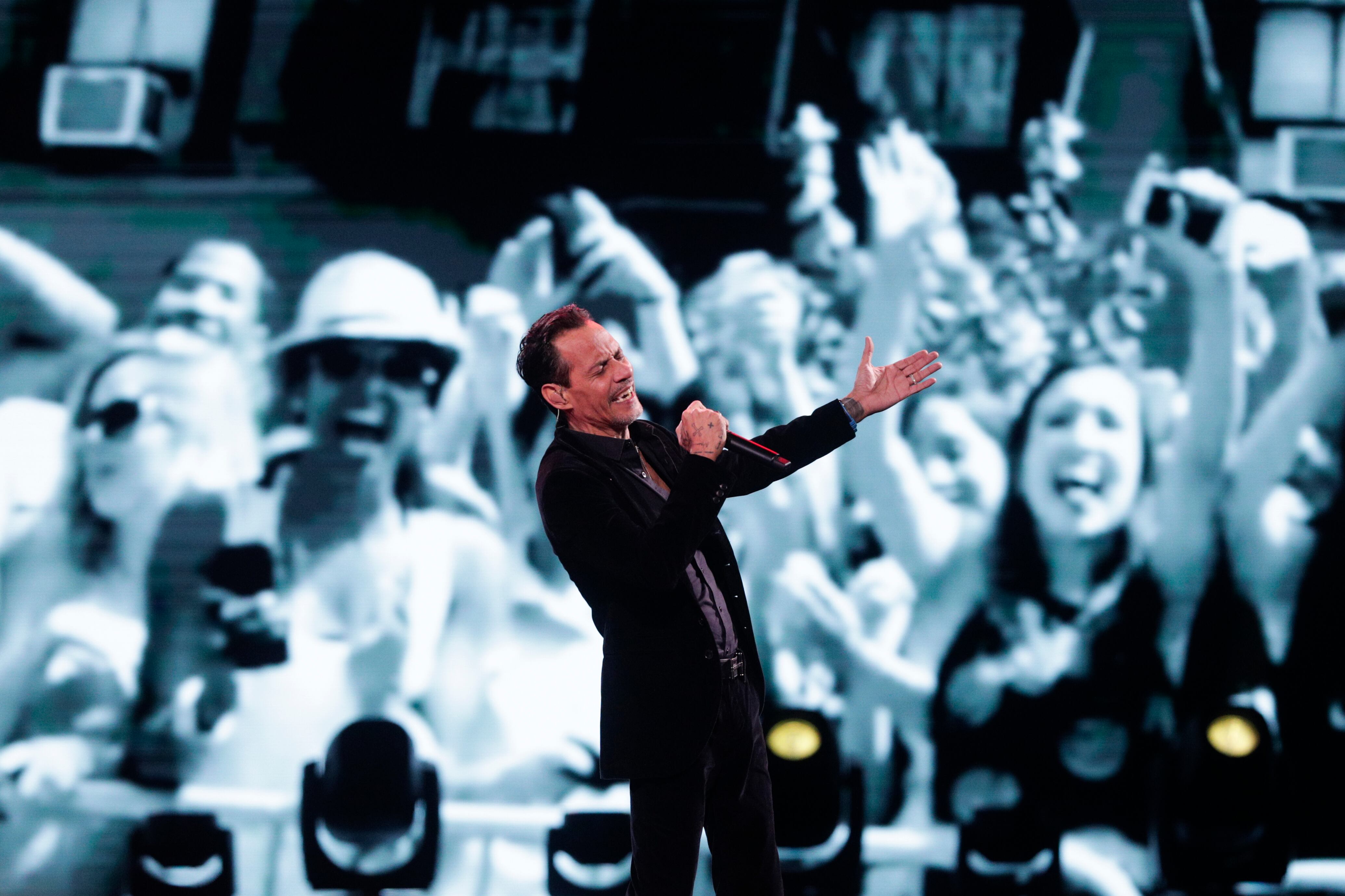 AME2791. VIÑA DEL MAR (CHILE), 23/02/2025.- El cantante Marc Anthony se presenta en concierto durante el 64º Festival Internacional de la Canción de Viña del Mar este domingo, en Viña del Mar (Chile). EFE/ Adriana Thomasa