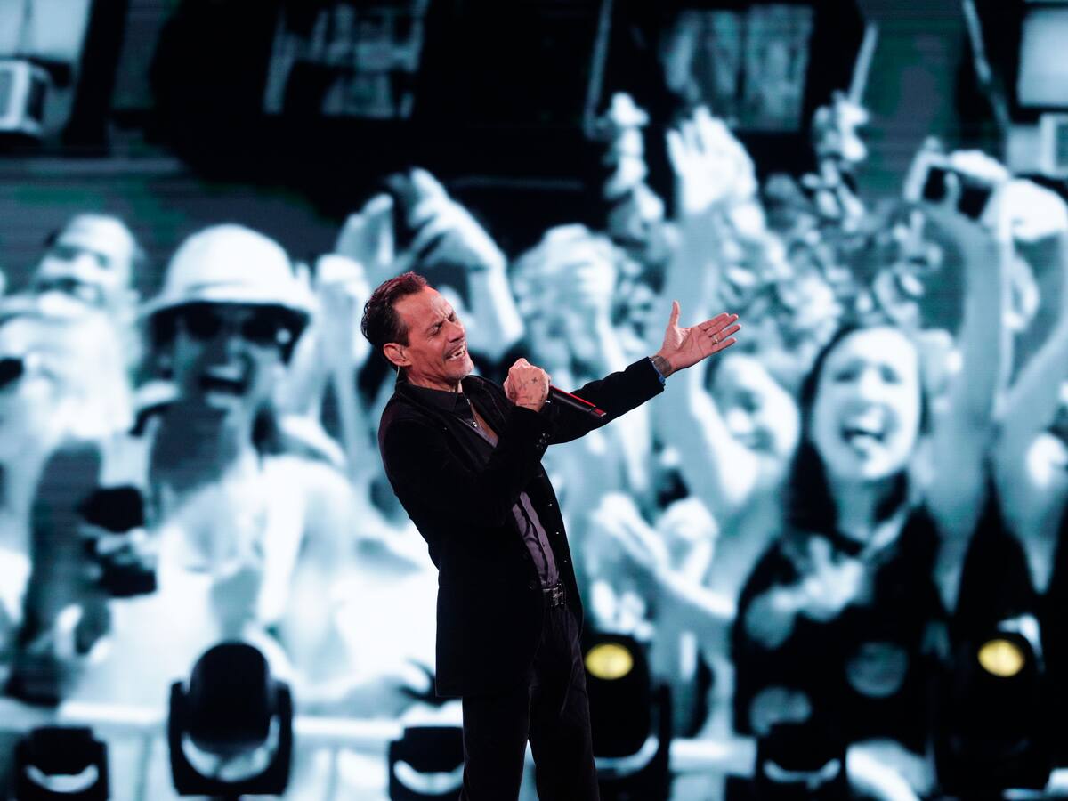 Casi termina el show: le lanzaron una botella a Marc Anthony en concierto en Barranquilla