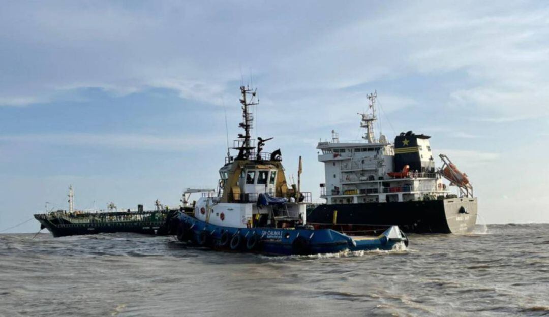 Operaciones de rescate de la embarcación encallada.