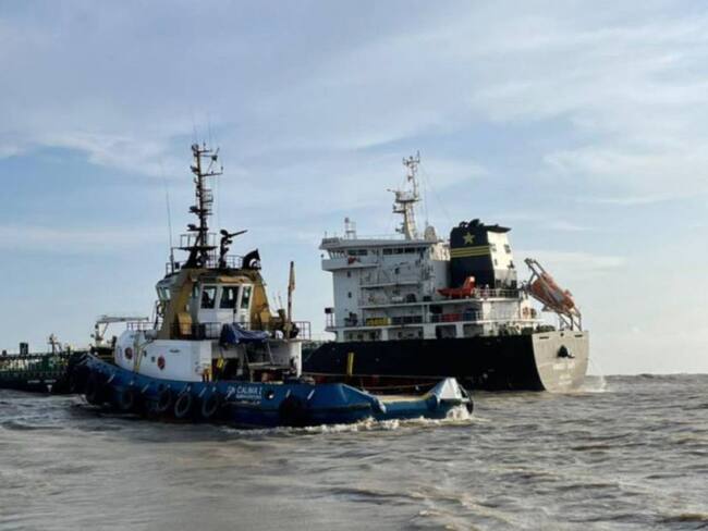 Operaciones de rescate de la embarcación encallada.