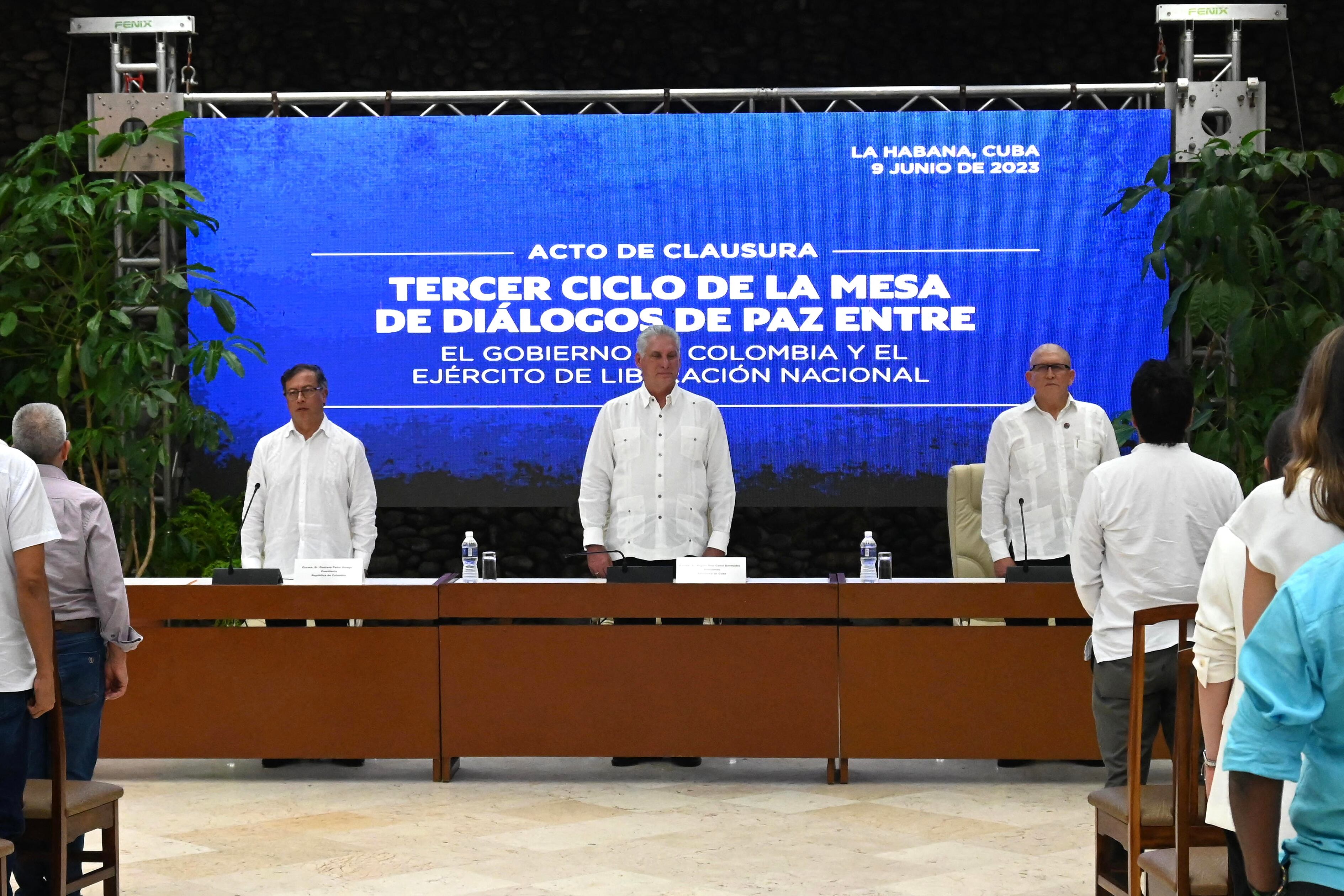 Presidente colombiano Gustavo Petro, presidente cubano Miguel Díaz-Canel (C) y el Primer Comandante Guerrillero del ELN Antonio García (R) en el cierre de la Tercera Ronda de Negociaciones de Paz, en La Habana, el 9 de junio de 2023. El (Foto de YAMIL LAGE / AFP)