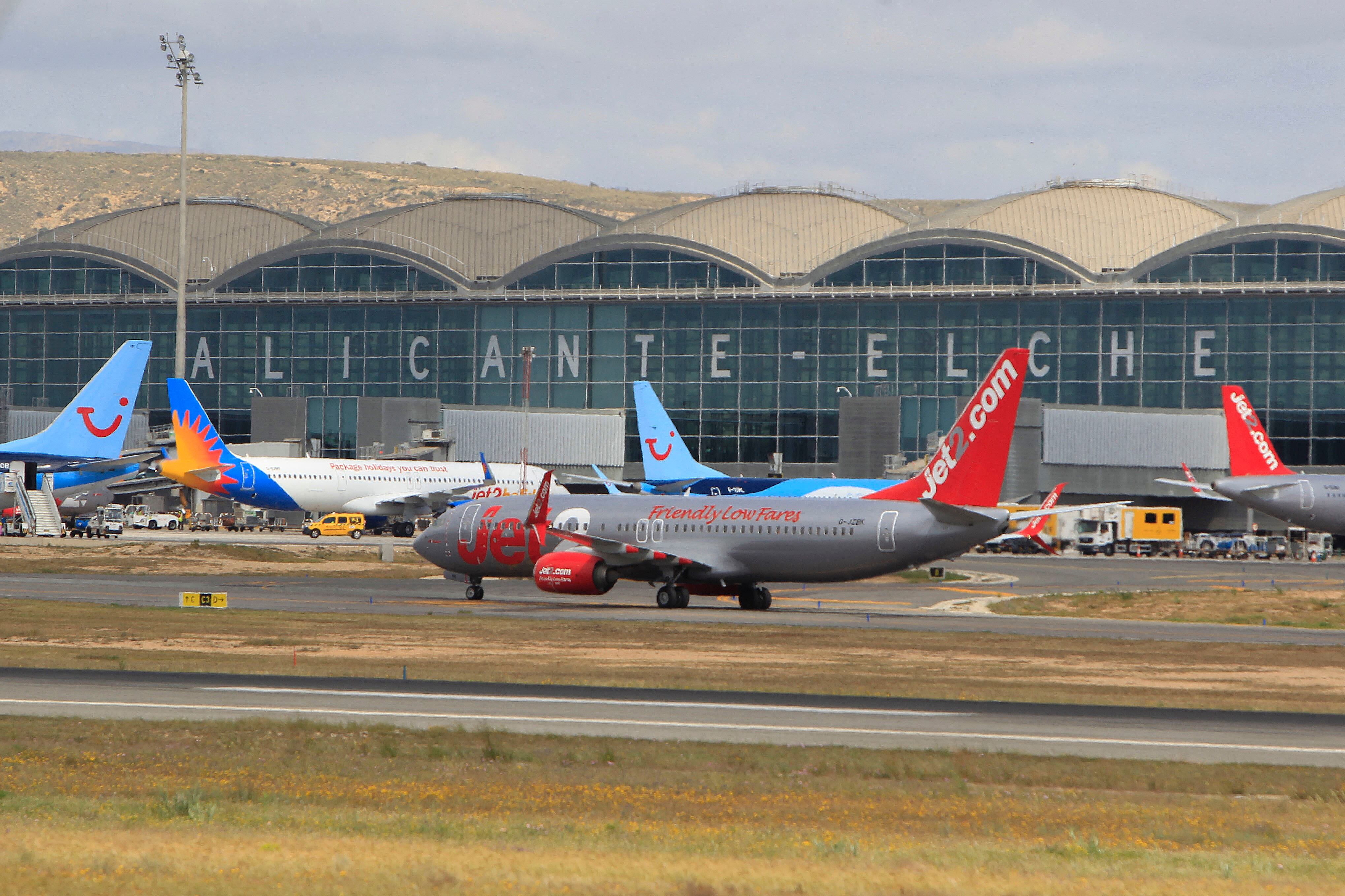 ELCHE, 29/04/2025.- Aviones operan con normalidad en el aeropuerto de Alicante-Elche Miguel Hernández este martes, después del apagón eléctrico vivido en la jornada de ayer. EFE/Morell