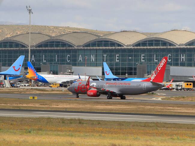 ELCHE, 29/04/2025.- Aviones operan con normalidad en el aeropuerto de Alicante-Elche Miguel Hernández este martes, después del apagón eléctrico vivido en la jornada de ayer. EFE/Morell