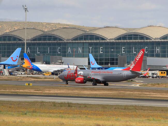 ELCHE, 29/04/2025.- Aviones operan con normalidad en el aeropuerto de Alicante-Elche Miguel Hernández este martes, después del apagón eléctrico vivido en la jornada de ayer. EFE/Morell