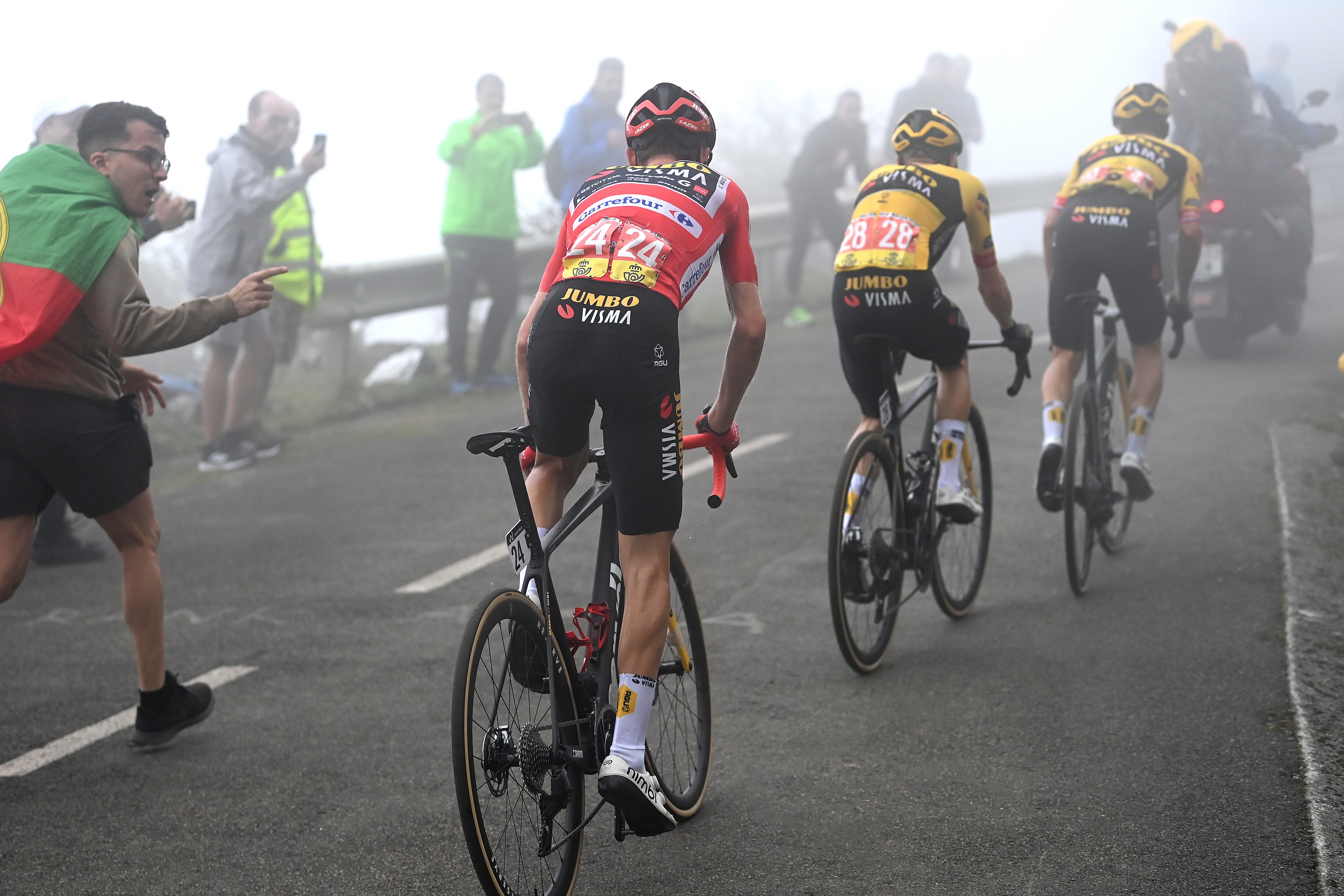 Los corredores del Jumbo-Visma en el remate de la etapa 17. (Photo by Tim de Waele/Getty Images)