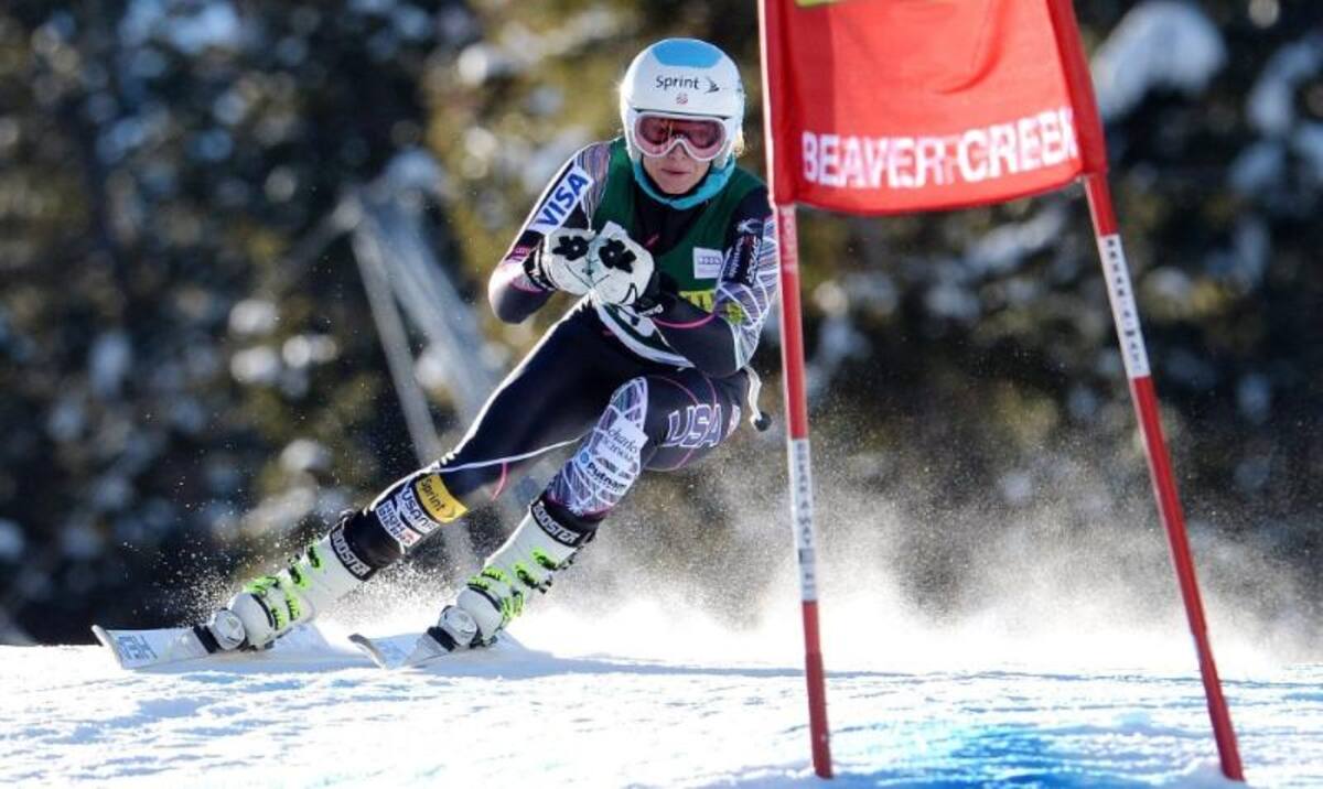 La estadounidense Julia Mancuso entrena para la prueba femenina de descenso, durante la copa del mundo de Esquí Alpino