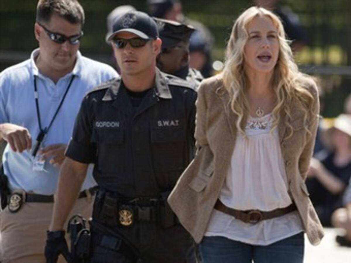 Detenida actriz Daryl Hannah durante protesta ante la Casa Blanca
