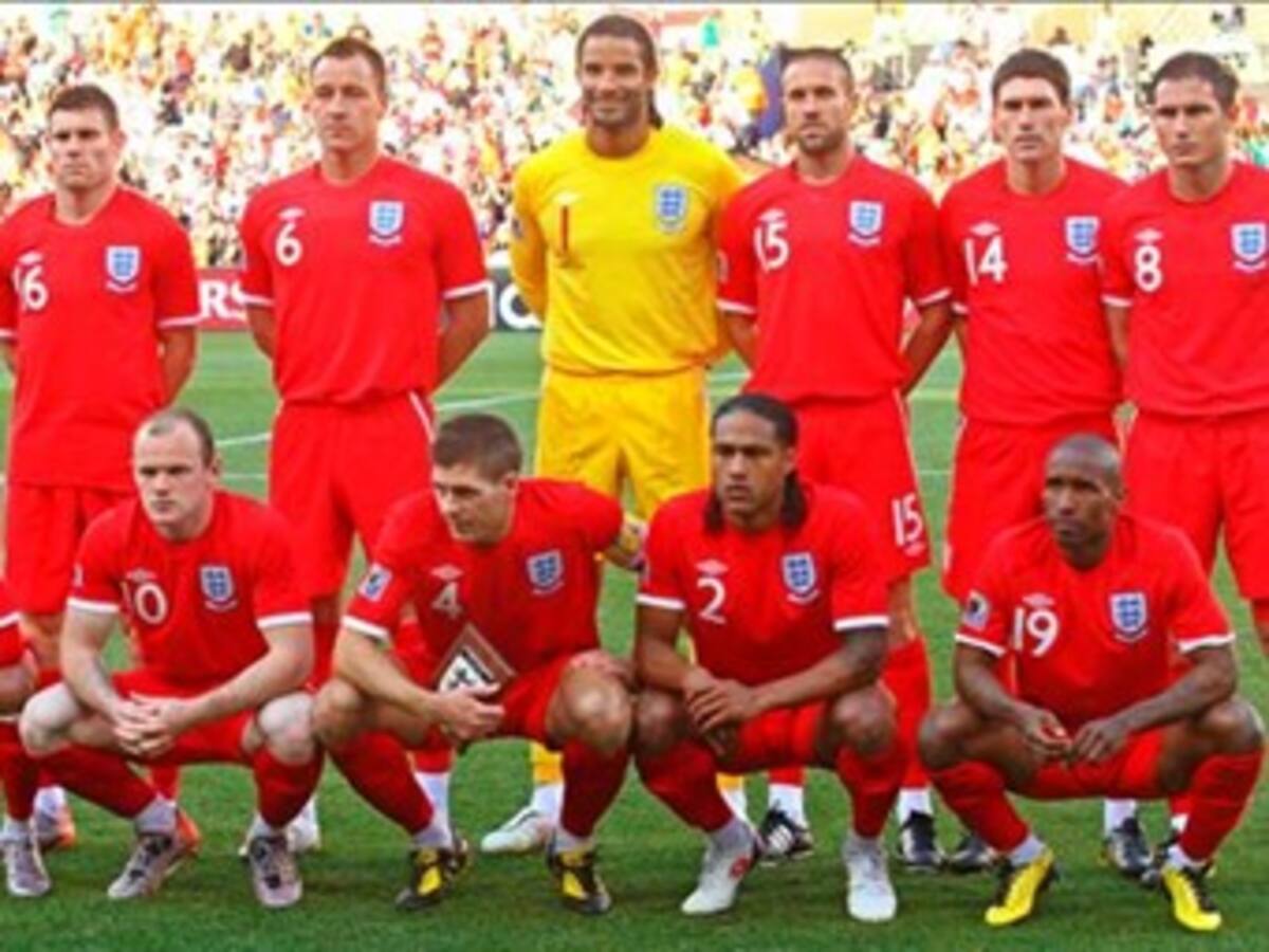 Inglaterra regresa a su país en medio de duras críticas por su eliminación