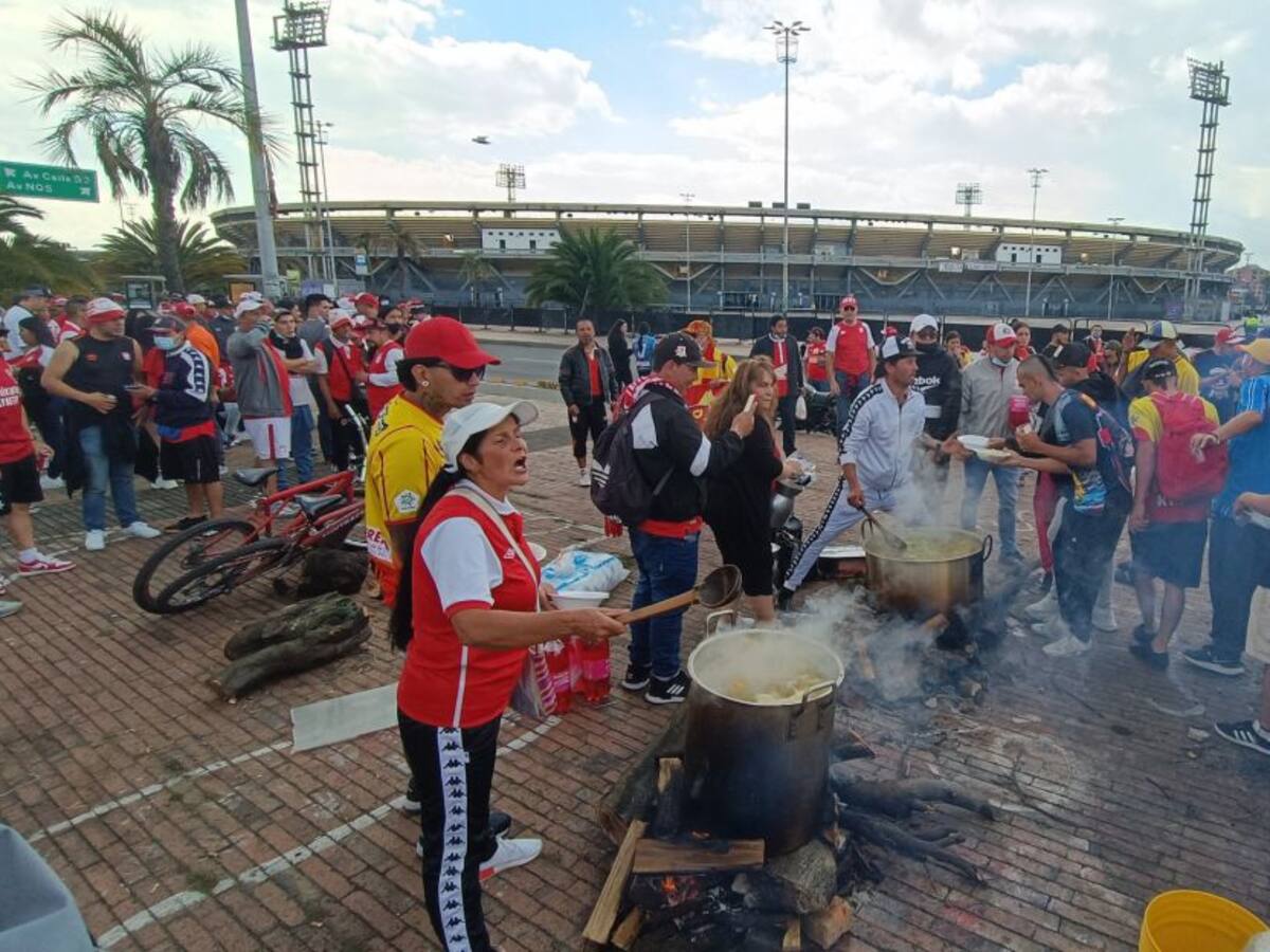 Repartiendo ajiaco y con donaciones convivieron hinchas en El Campín