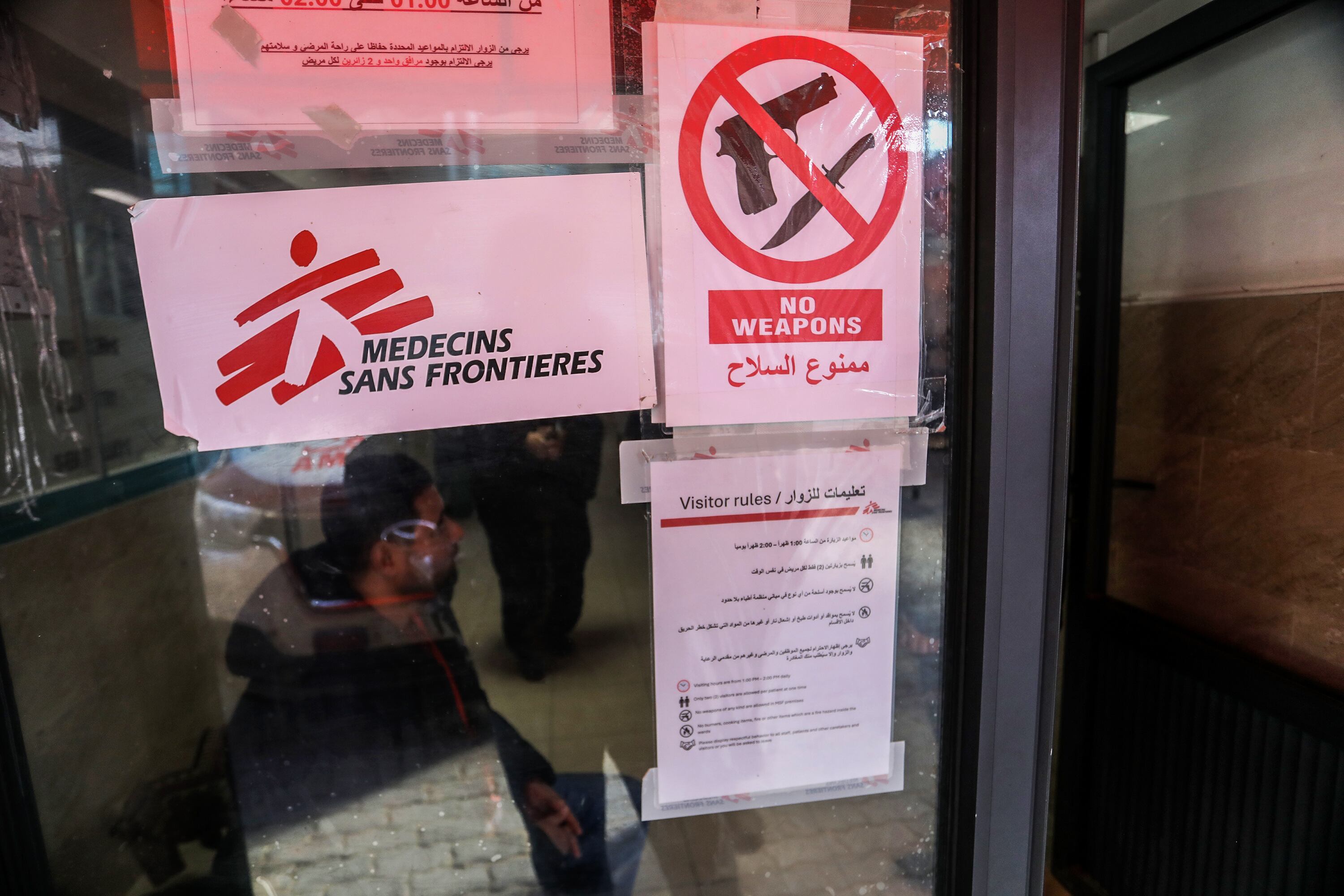 Mientras Médicos Sin Fronteras advierte de presencia de personas armadas en los centros médicos, el Hospital de Naser negó los señalamientos y pidió a la ONG retractarse.
(Foto:   Abed Rahim Khatib/Anadolu via Getty Images)