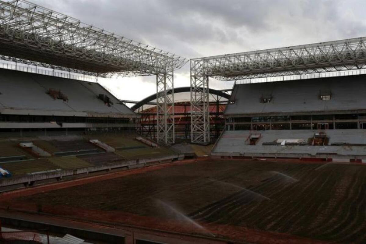 Aspecto general de las obras en Arena Pantanal, estadio de Cuiabá (capital de Mato Grosso) en Brasil. La sede del partido Colombia - Japón atrasó la entrega de las obras hasta mediados de febrero por problemas para contratar trabajadores.