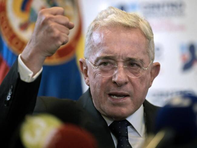 Suspenden audiencia de juicio Uribe: juez otorgó plazo para que la defensa revise pruebas