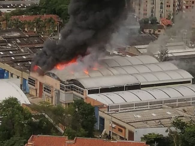 Bomberos atienden un gigantesco incendio en Itagüí