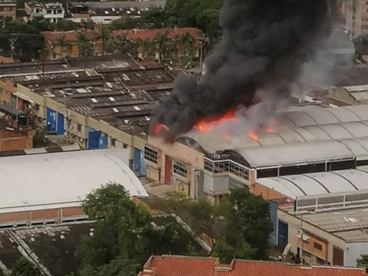 Bomberos atienden un gigantesco incendio en Itagüí