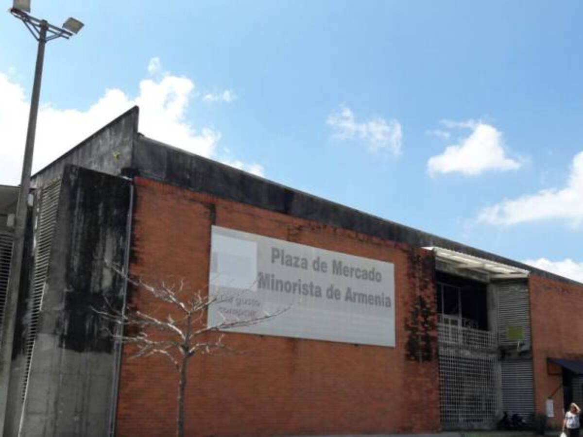 Comerciantes de la central minorista de Armenia a la espera de que cumplan