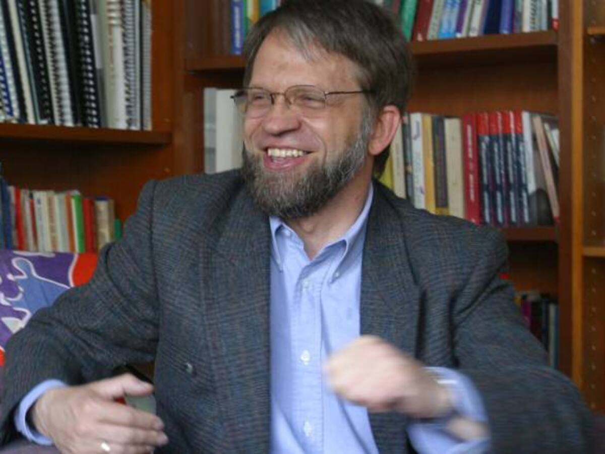 Mockus desmiente rumores y niega apoyo a resistencia civil propuesta por Uribe.