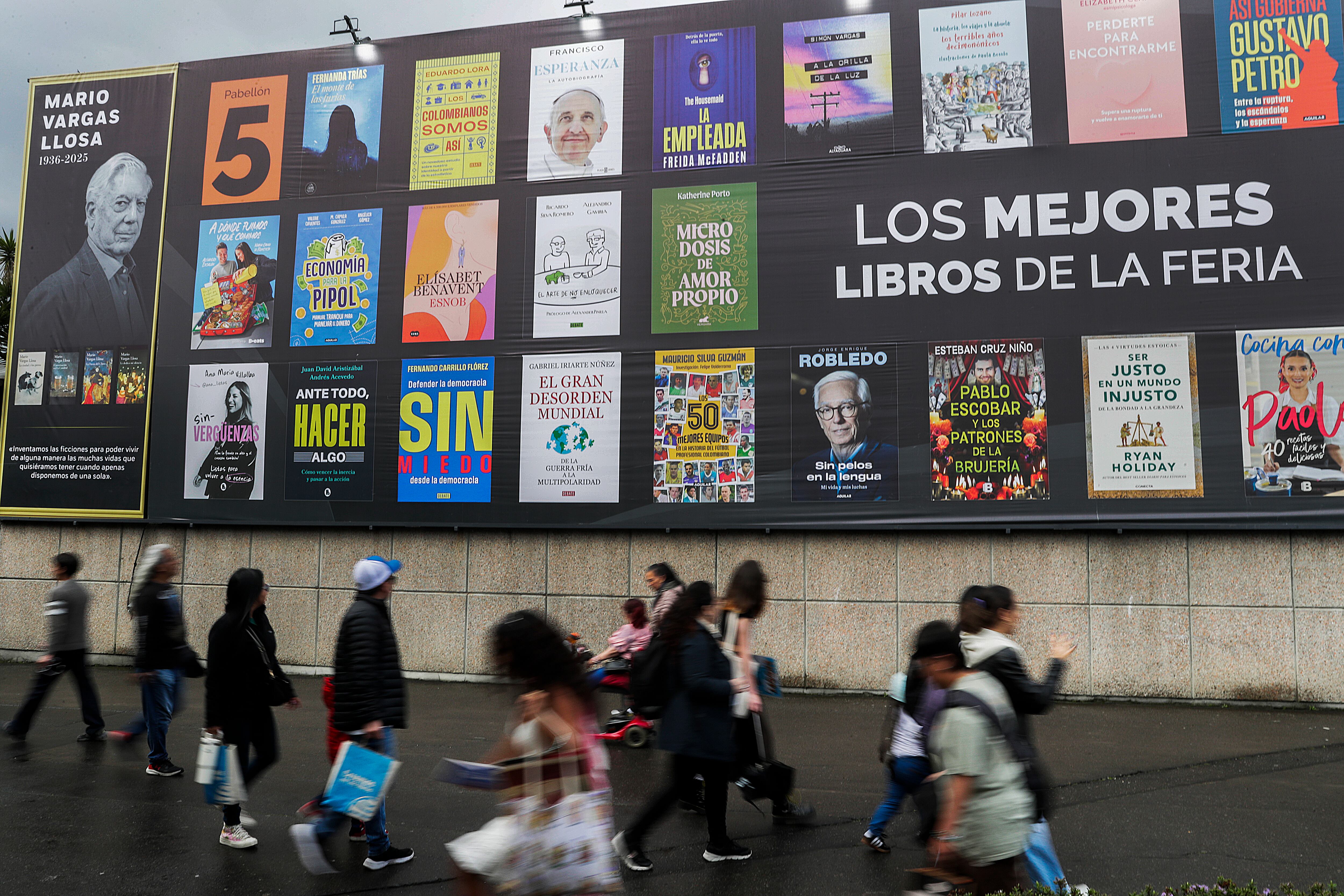 FOTODELDÍA AME3090. BOGOTÁ (COLOMBIA), 27/04/2025.- Personas asisten a la XXXVII Feria Internacional del Libro de Bogotá (FILBo 2025) este domingo, en el recinto ferial de Corferias en Bogotá (Colombia). EFE/ Carlos Ortega