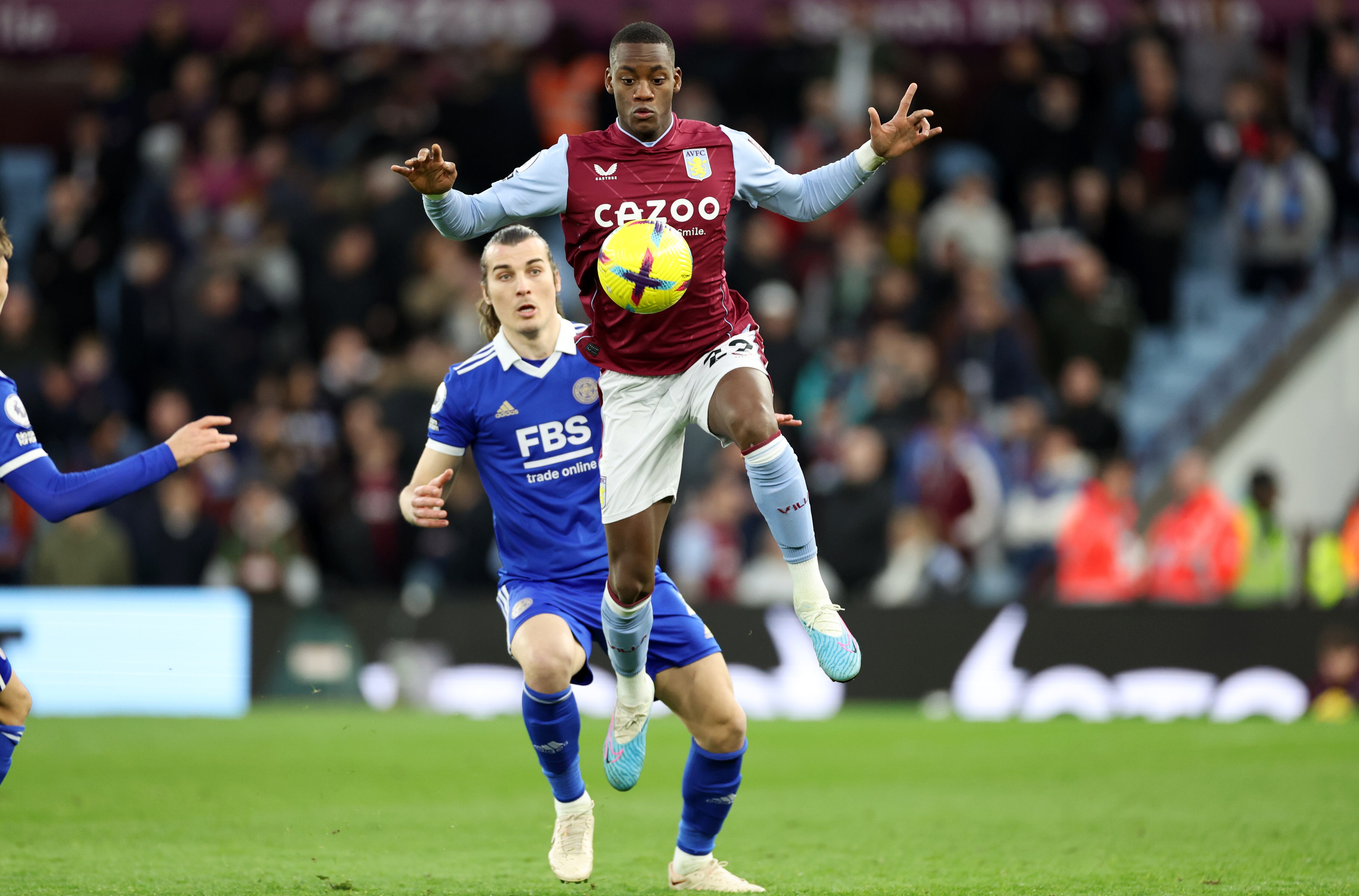 Jhon Durán en su primer partido de Premier League. Aston Villa vs. Leicester. (Photo by Plumb Images/Leicester City FC via Getty Images)