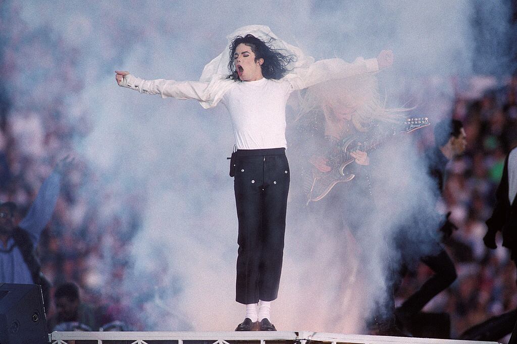 Michael Jackson en su presentación en el show de mediotiempo del Super Bowl XXVII.  (Photo by Steve Granitz/WireImage)