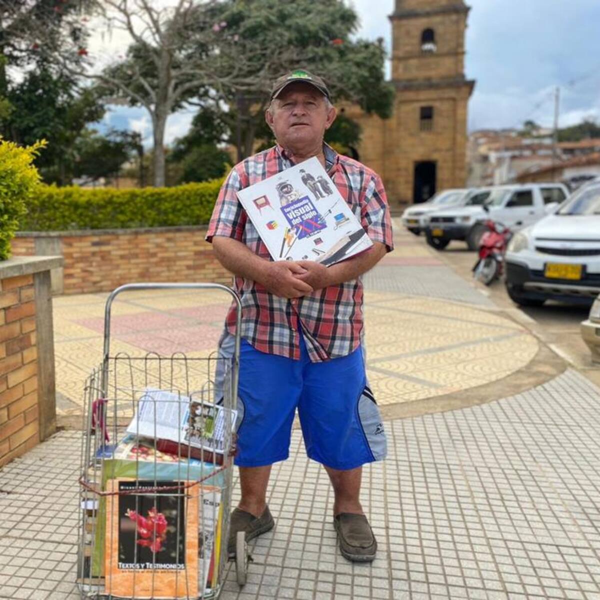 Farolito, el personaje de Zapatoca que vende libros por el pueblo