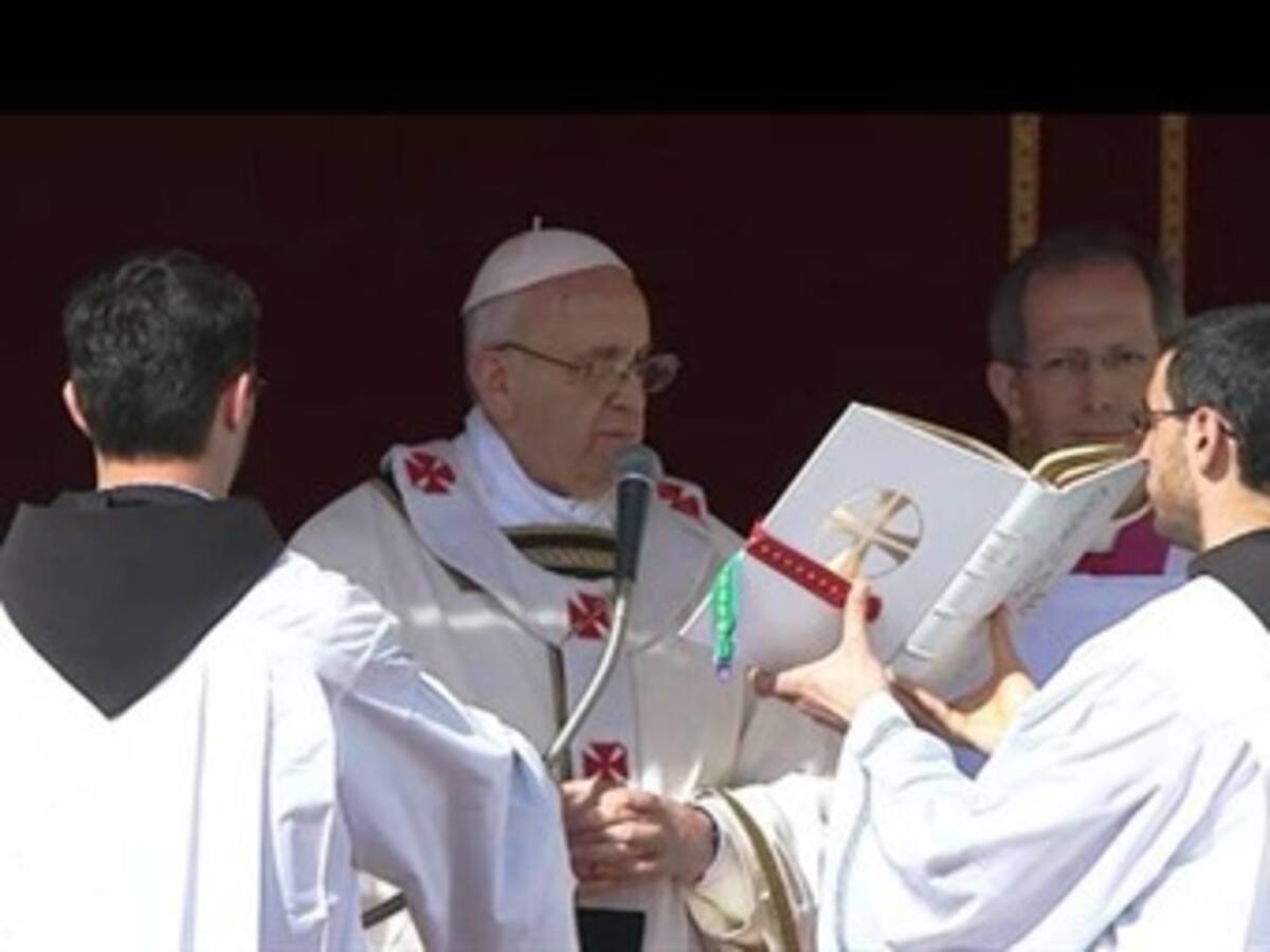 Papa Francisco recibe el palio y el anillo del pescador para iniciar su pontificado