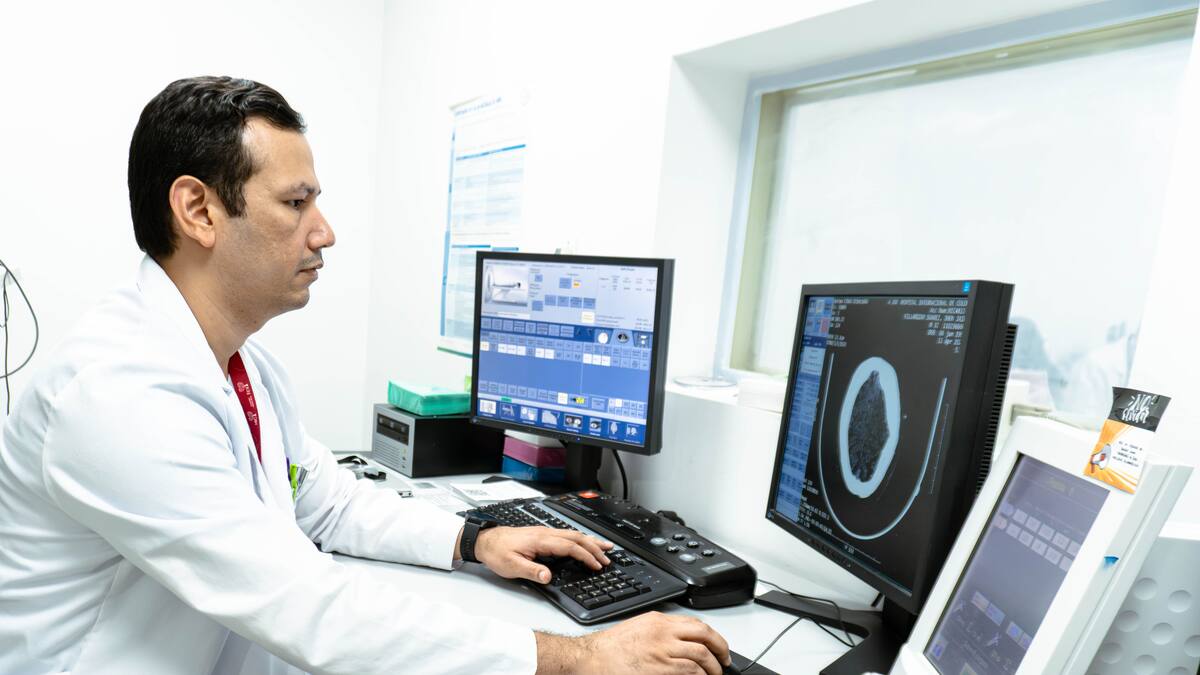 Tony Álvarez Guzmán, neurólogo líder del Centro de Excelencia en ACV del HIC