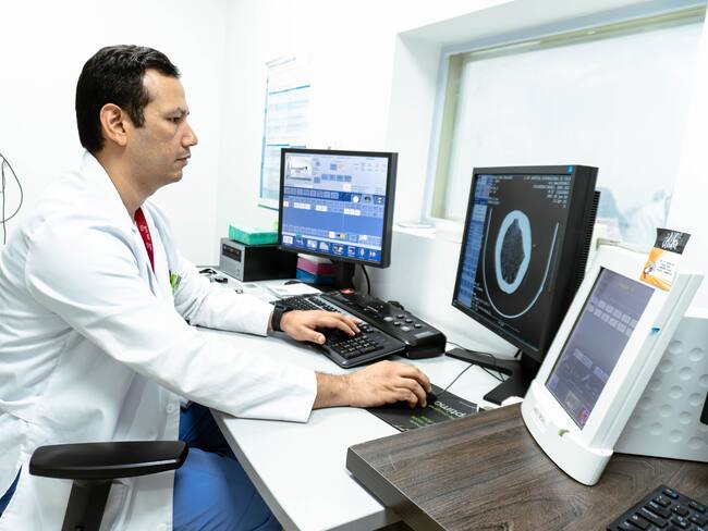 Tony Álvarez Guzmán, neurólogo líder del Centro de Excelencia en ACV del HIC