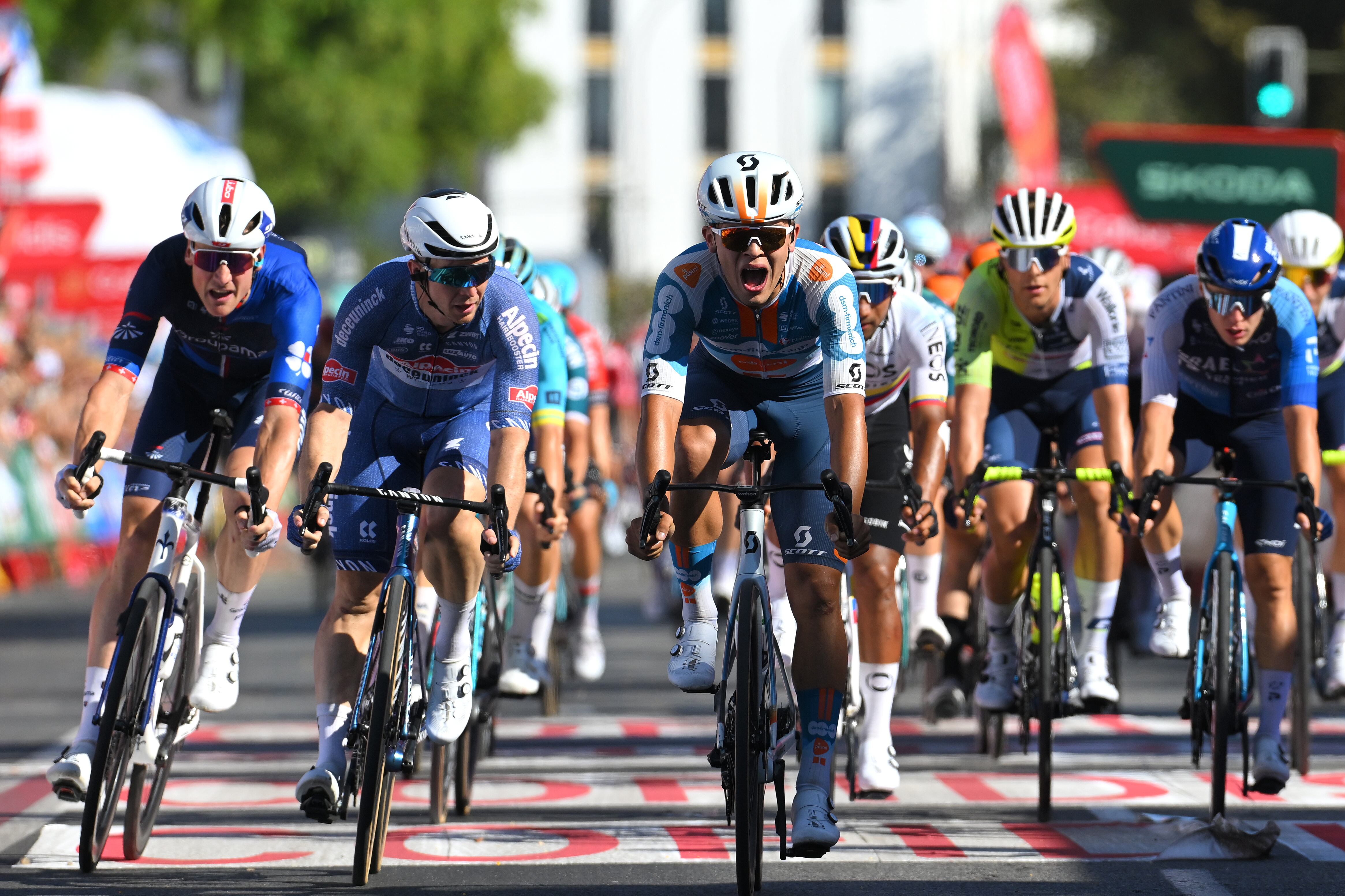 Pavel Bittner celebra su victoria en la quinta etapa de la Vuelta a España. (Photo by Tim de Waele/Getty Images)