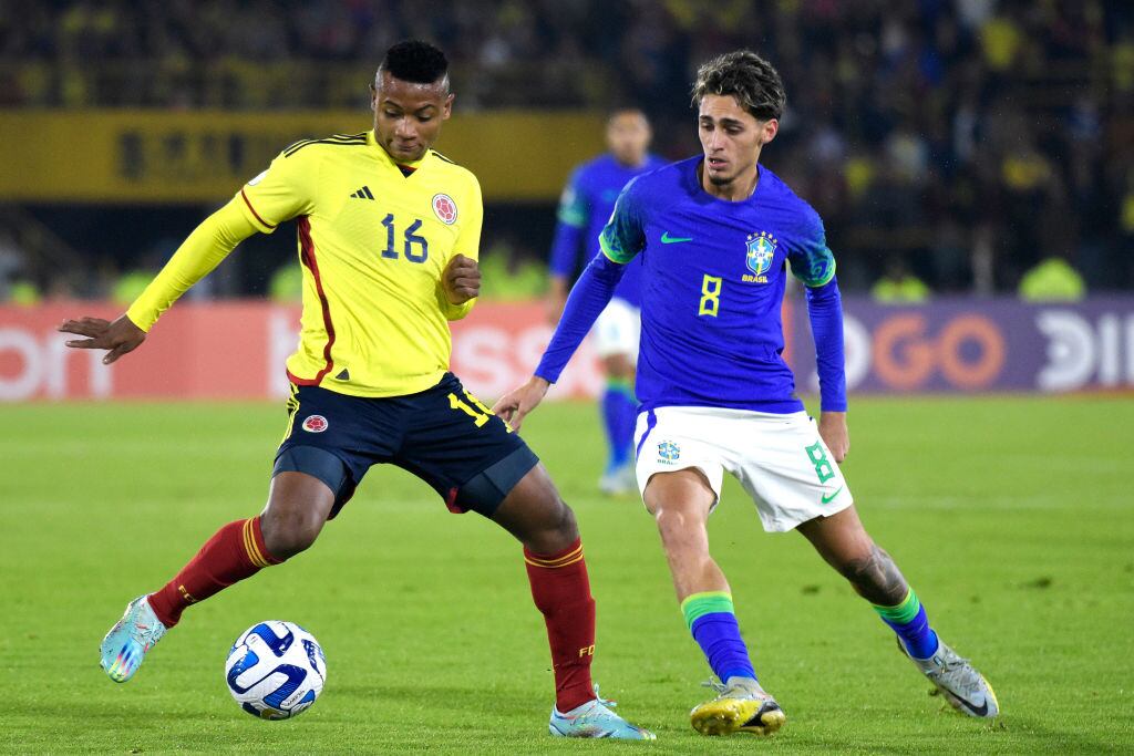 Óscar Cortes de Colombia en un duelo con Marlon de Brasil durante el partido por el hexagonal final del Sudamericano (Photo by Guillermo Legaria Schweizer/Getty Images)