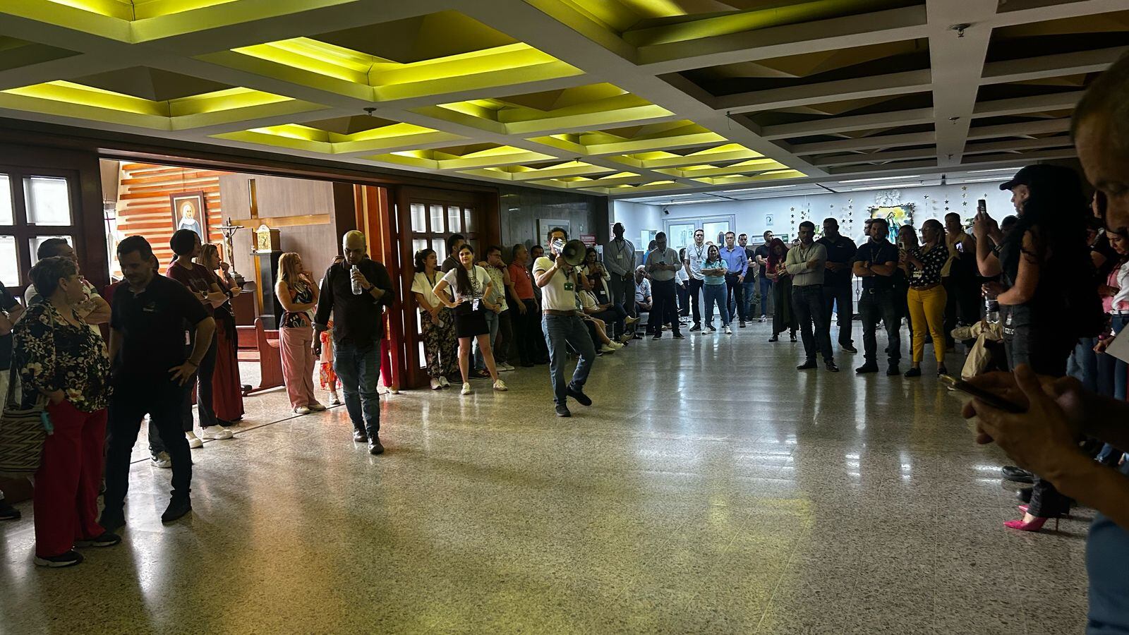 Concentración de algunos trabajadores en el segundo piso la Gobernación de Antioquia. Foto: Caracol Radio.