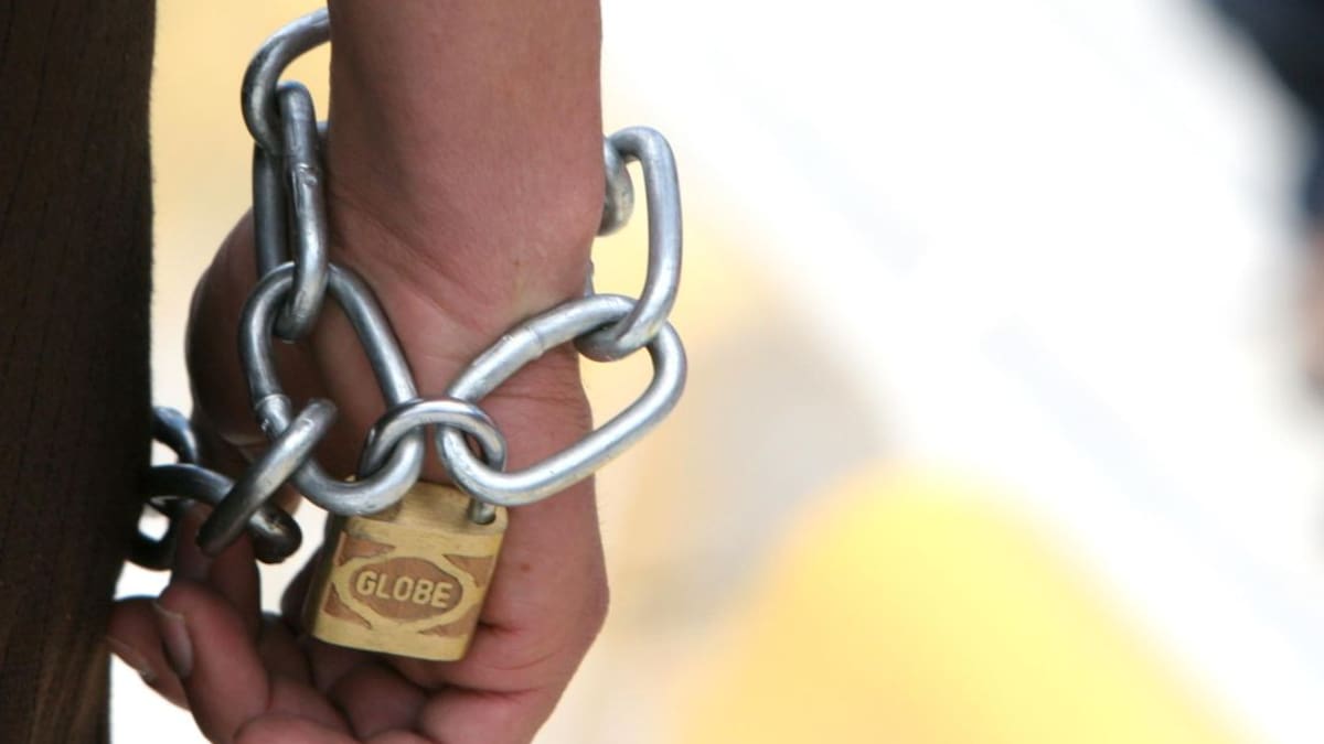 Tres días y dos noches llevan encadenados trabajadores en Mineducación