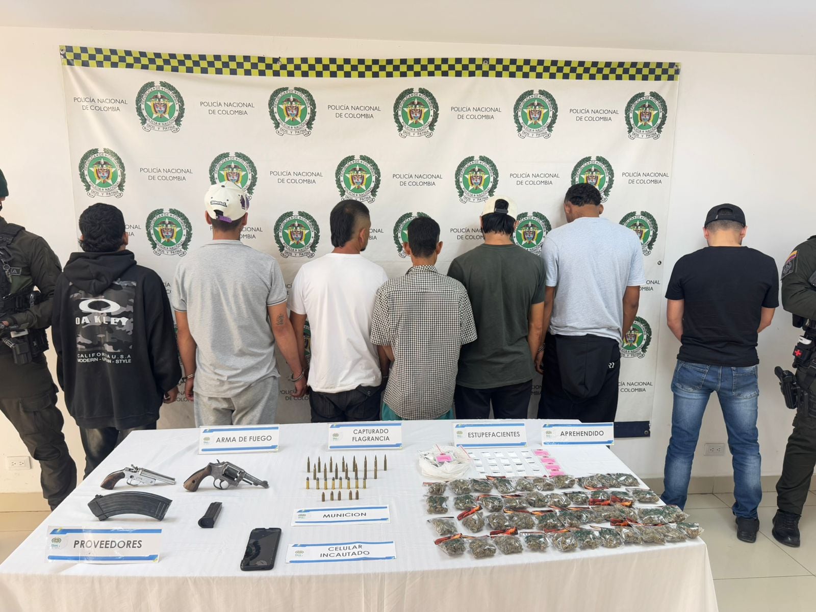 Durante los procedimientos, las autoridades les incautaron un arsenal de armas, municiones y estupefacientes. Foto: Policía Valle.