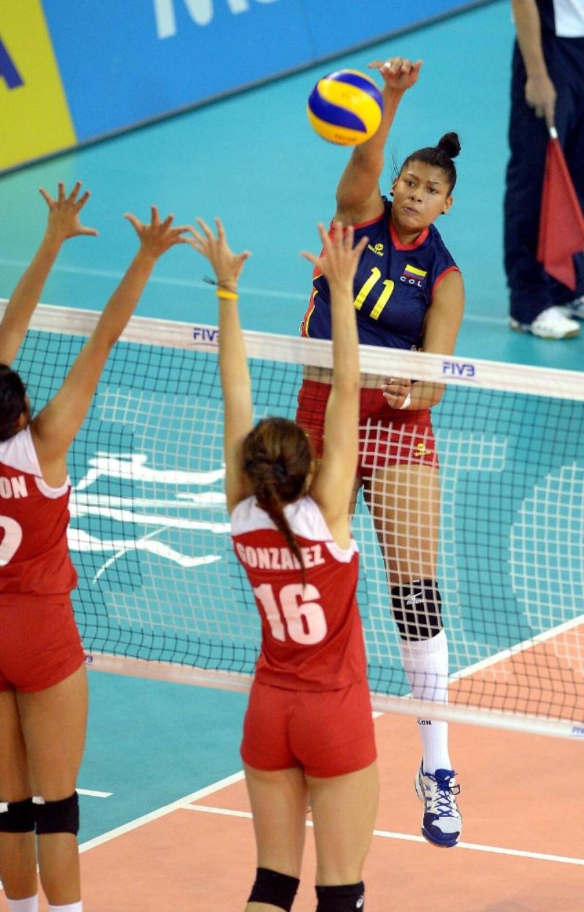 La colombiana Danna Escobar ataca. Foto: