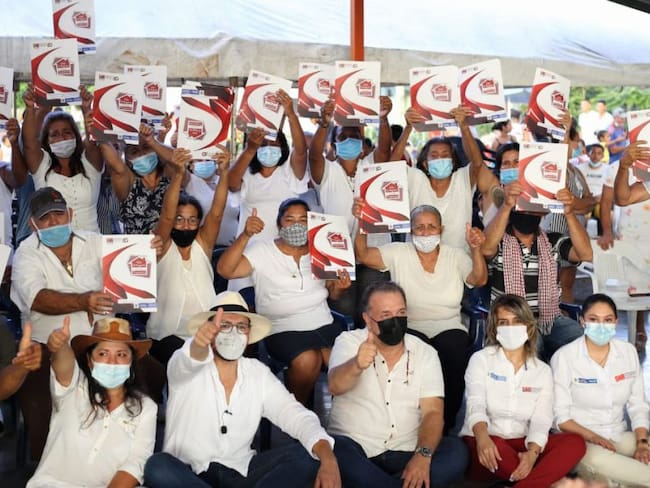 Después de 60 años, familias de Caldas cumplen su sueño de vivienda propia.
