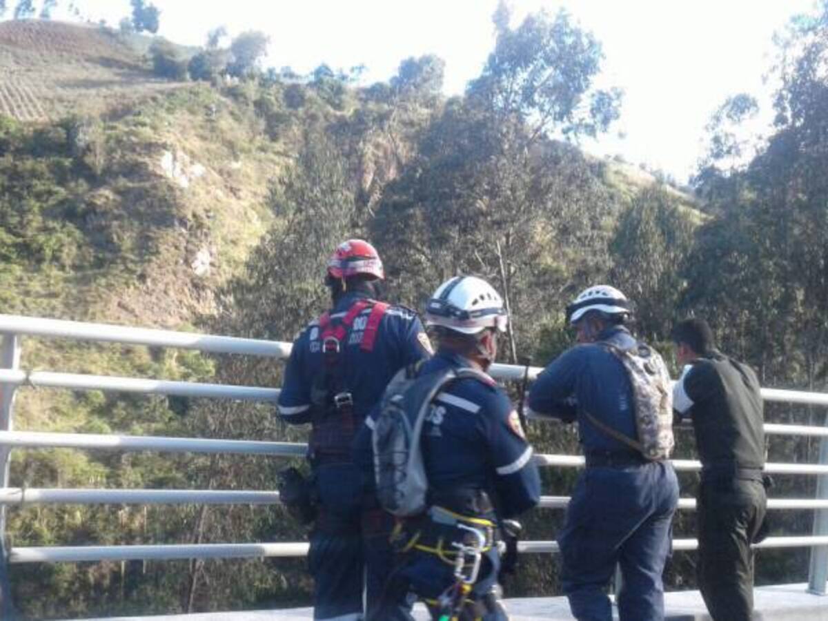 Rescatan a hombre que se lanzo en el puente internacional de Rumichaca