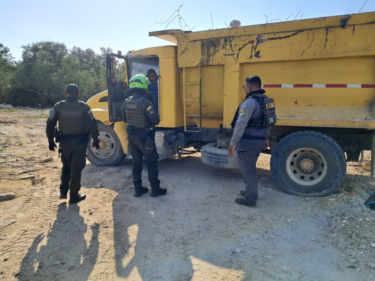 Sorprenden en flagrancia a volqueta descargando residuos en la Ciénaga de la Virgen
