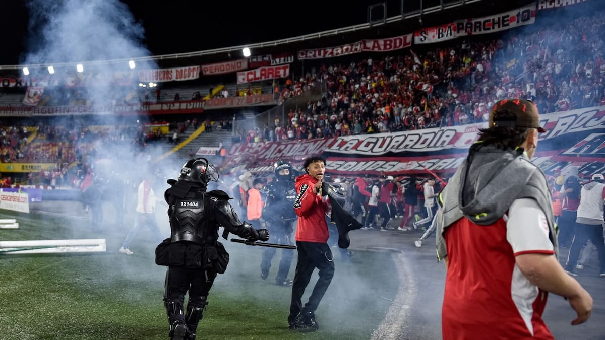 América pudo retirarse del partido ante Santa Fe, ante batalla campal en El Campin: dura revelación