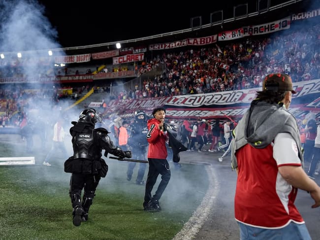 América pudo retirarse del partido ante Santa Fe, ante batalla campal en El Campin: dura revelación / Colprensa