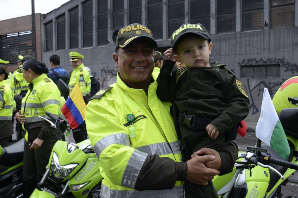 Miles de personas en todo el país se movilizan para observar los desfiles del 20 de julio.