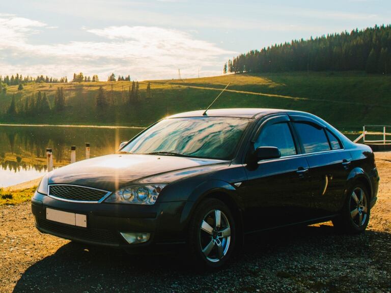 Imagen de referencia carro parqueado al sol // Getty Images