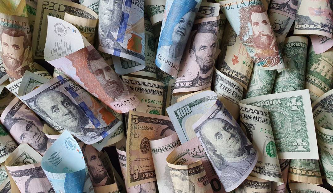 Pesos colombianos y dólares estadounidenses.          Foto: Getty 