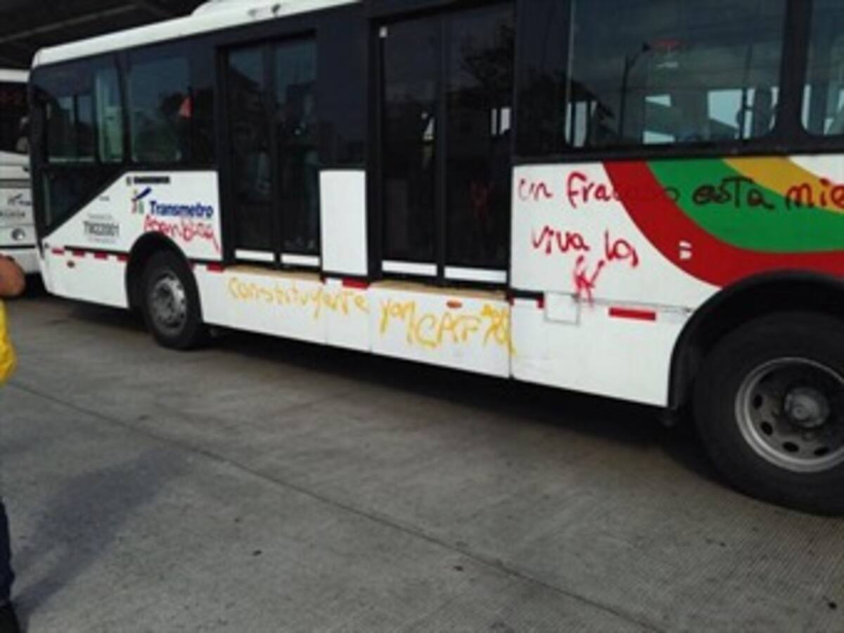 Simpatizantes de Petro dañaron buses de Transmetro en Barranquilla