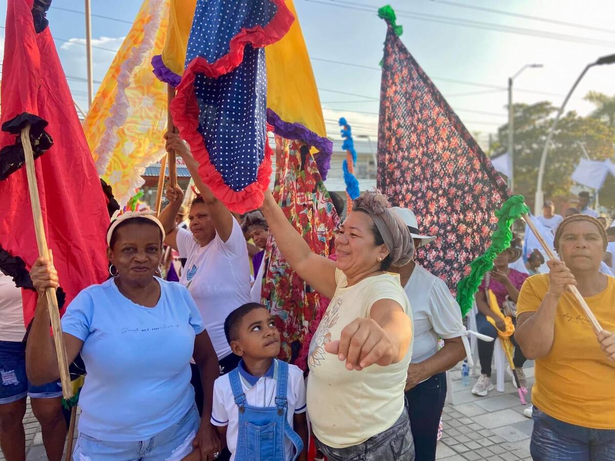 Santa Rosa de Lima celebró su identidad cultural con el tradicional Paseo de Banderas